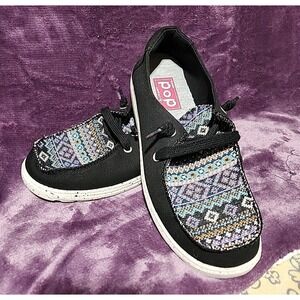 Pop Sneakers Womens 8.5 Black w/design on top Comfort Fit Boating Shoe